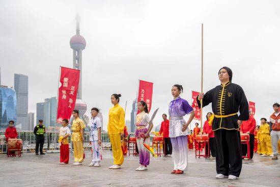 天博tb综合体育：上海市“精武杯”第26届中小小学生古板技击大赛启动典礼正在虹口北外滩滨江进行(图1)