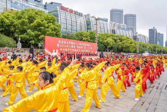 天博tb综合体育：上海市“精武杯”第26届中小小学生古板技击大赛启动典礼正在虹口北外滩滨江进行(图2)